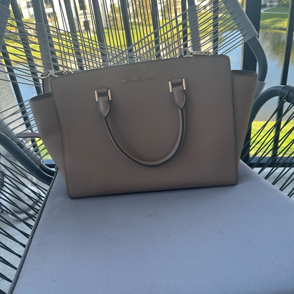 Black Leather Satchel with Top Handle and Zipper Closure - Picture 3 of 6